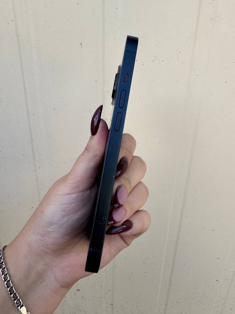Продам айфон 13/128 нова батарея100% iphone 13:138