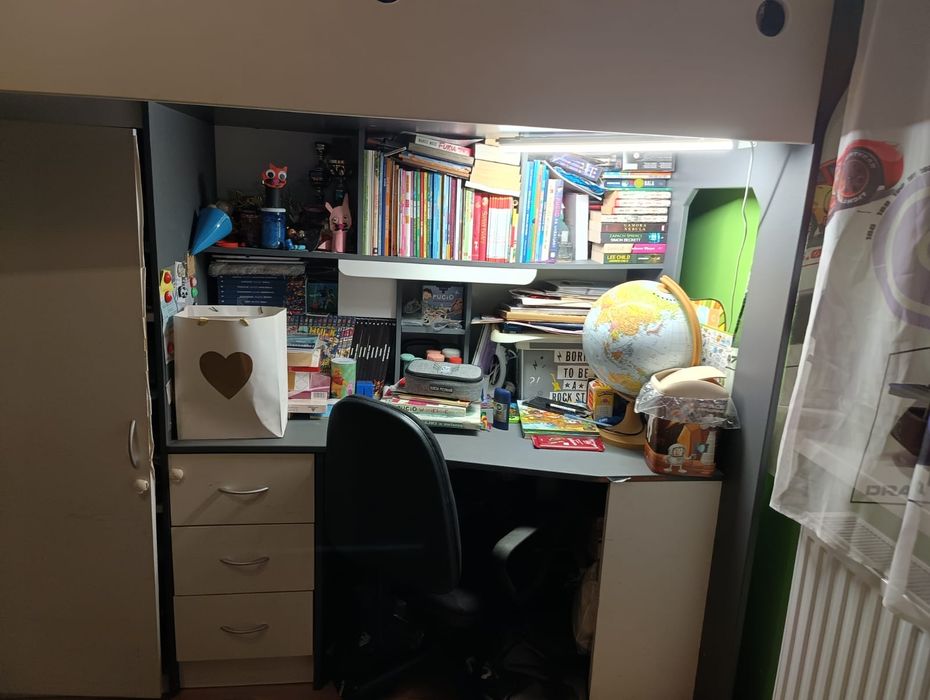 Łóżko piętrowe z biurkiem i szafą