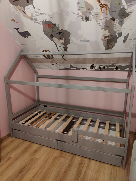 Drewniane łóżko domek z dwiema szufladami