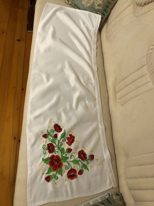 Вишиванка, весільний вишитий жіночий костюм у маки сорочка і спідниця.