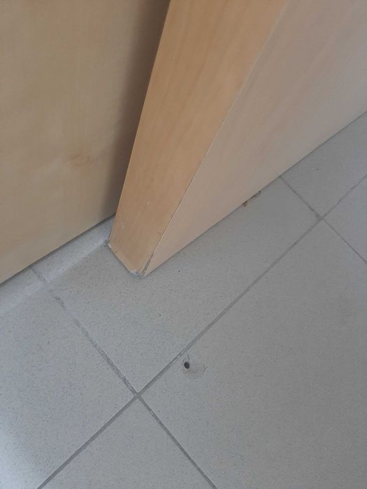 Secretárias com marcas de uso