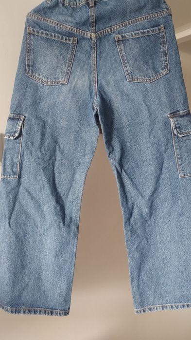 Spodnie jeansy z kieszeniami na nogawkach.