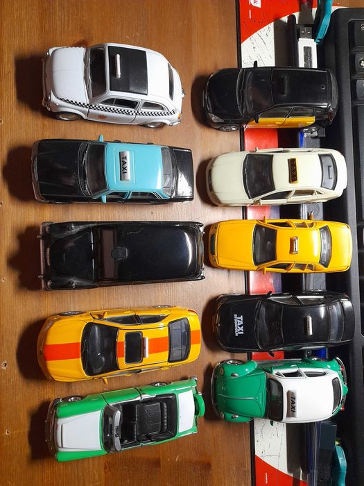 Pack  10 táxis  miniatura 12cm em metal em bom estado, várias cidades.