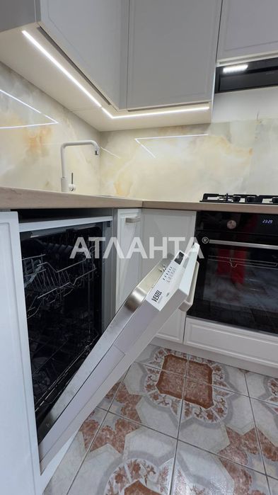 Двухкомнатная квартира с ремонтом вблизи моря