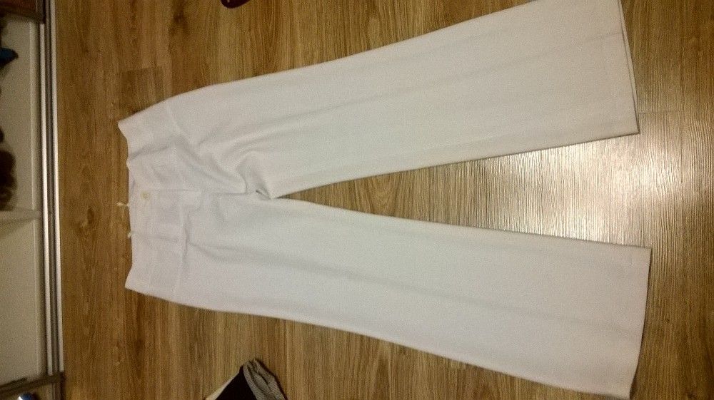Spodnie białe,bardzo fajny materiał