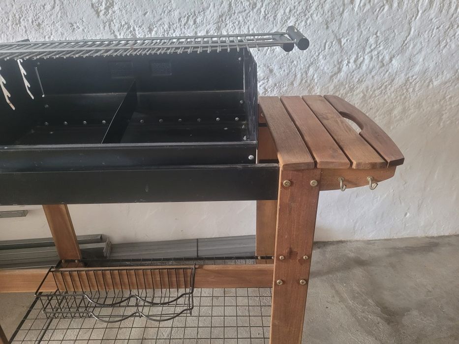 Grelhador a carvão com suporte Novo