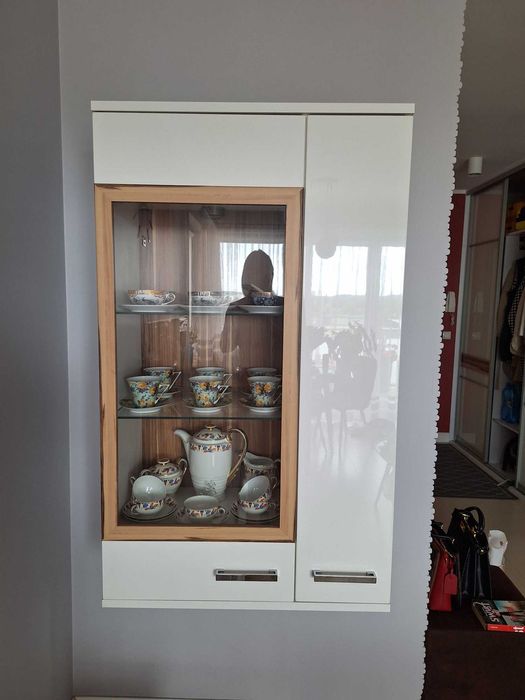 Gablotka / Witryna / Szafka wisząca - biała przeszklona