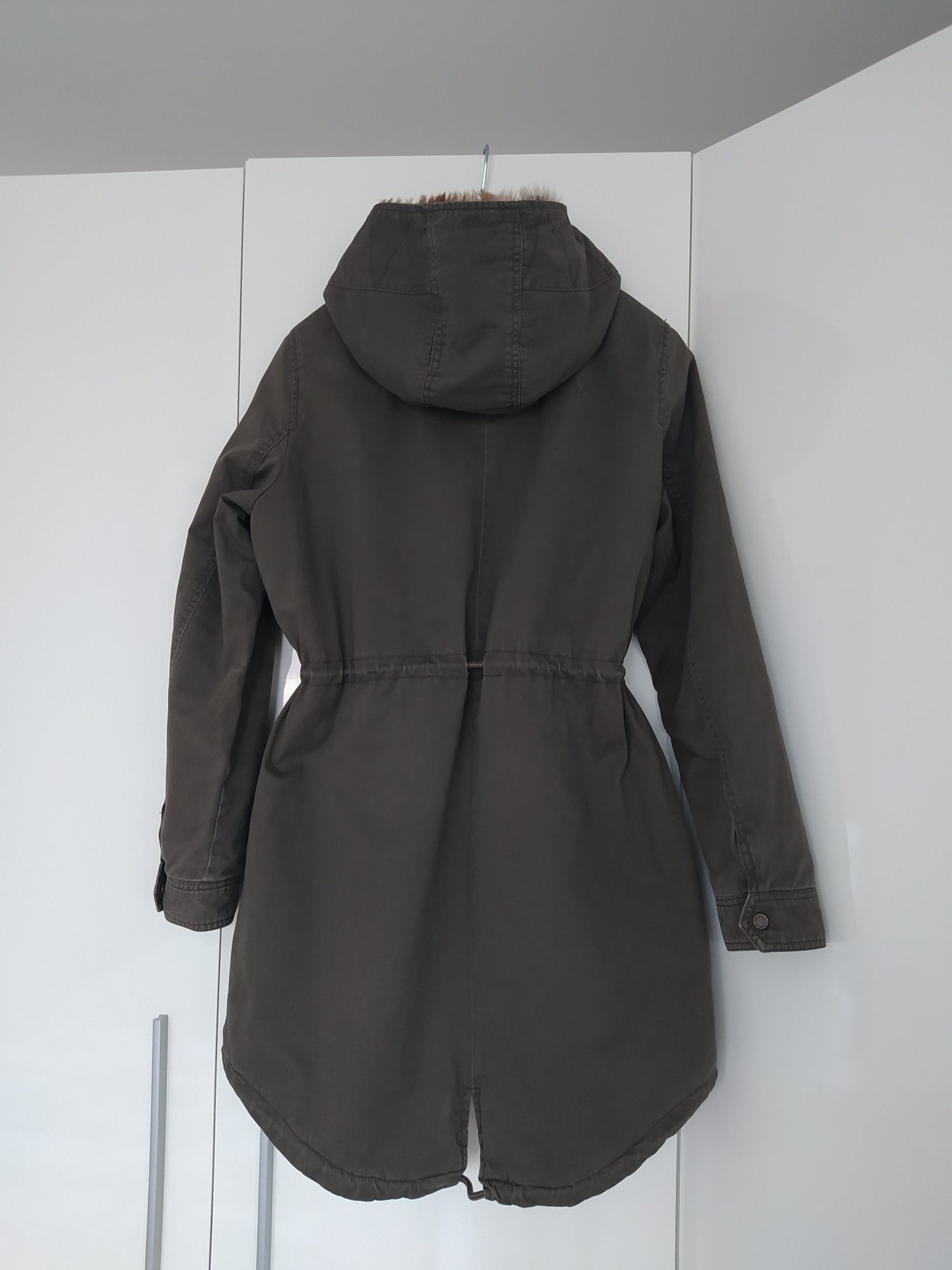 Kurtka parka Only z kapturem w kolorze khaki rozmiar M