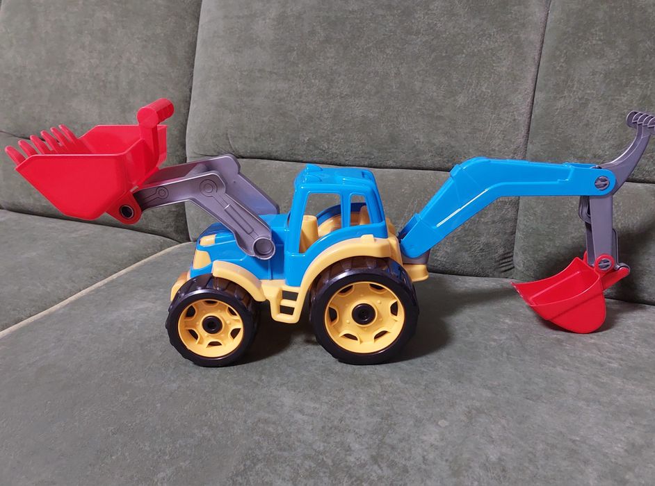 Мусоровоз, трактор комплект