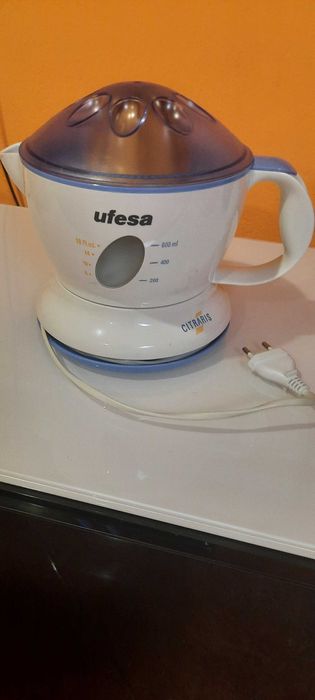 Máquina fazer sumos / Espremedor citrinos elétrico - marca Ufesa