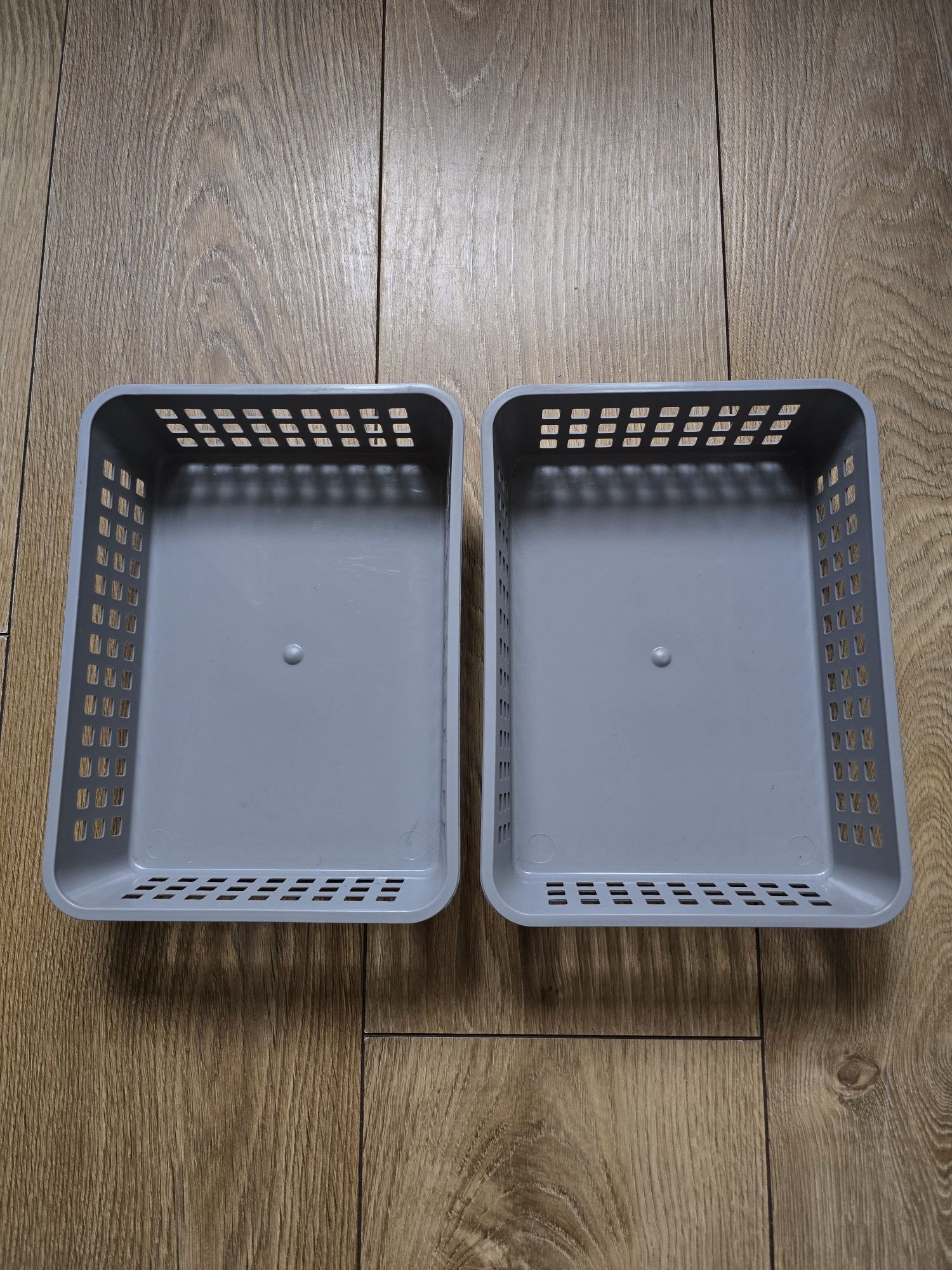 Szare plastikowe pojemniki, organizery