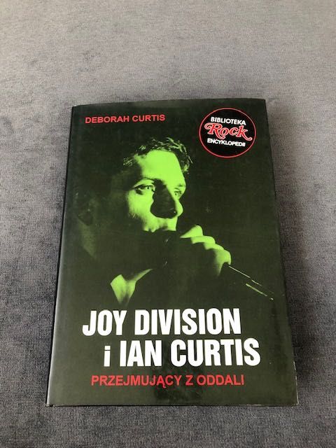 Deborah Curtis "Joy Division I Ian Curtis" Przejmujący z oddali.