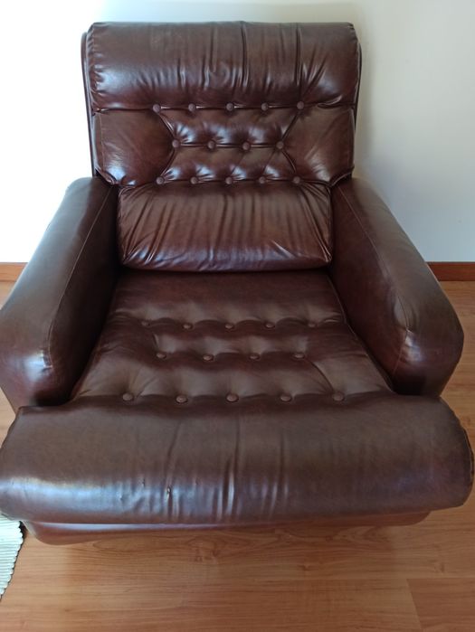 Sofá poltrona vintage em bom estado. Castanha.