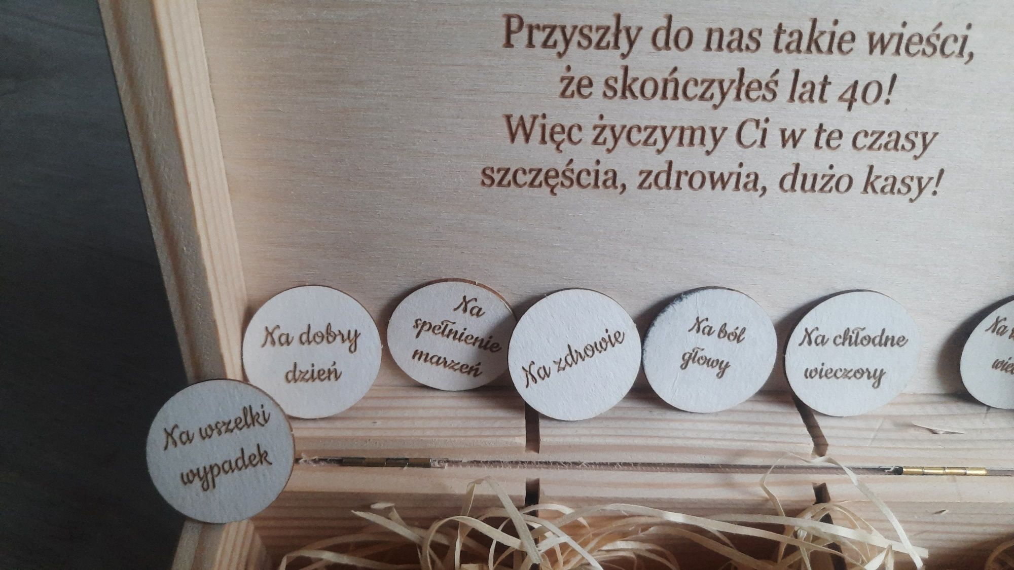 Pudełko drewniane z grawerem na 40-urodziny KAMIL + 8 motywow NOWE