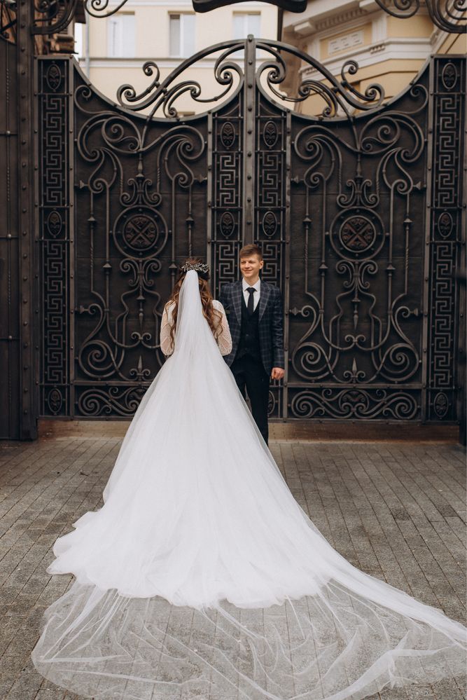 Весільна сукня з довгою фатою