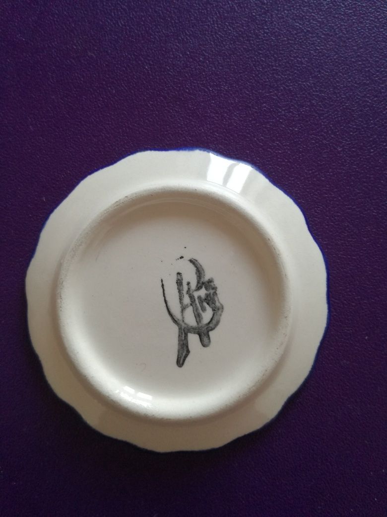 Pratinhos com o NOME  em porcelana pintados à mão. V.p.ind