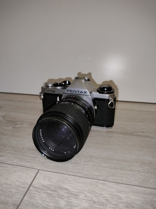 Analogowa Lustrzanka PENTAX ME z obiektywem.