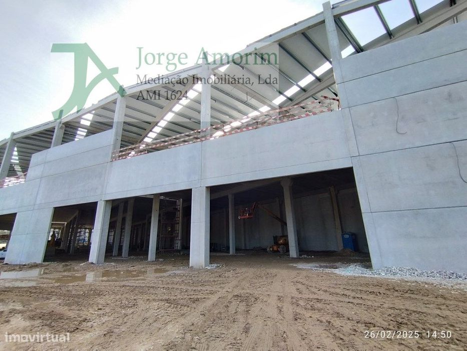 Armazém 600 m2 a 1 minuto da Saida da A1 Carvalhos. .Pé dtº 8 mt