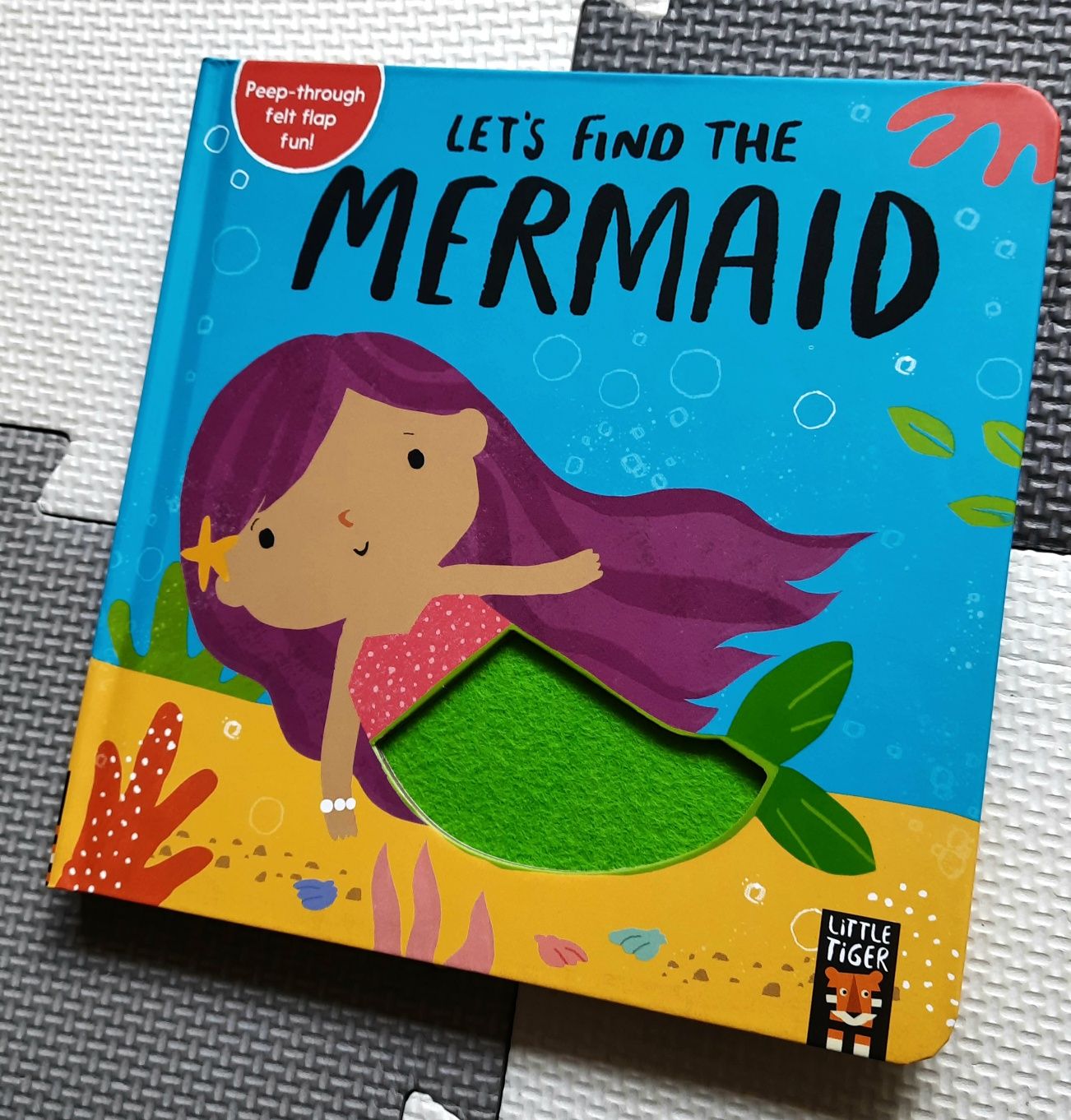 Let's Find The Mermaid książeczka po angielsku z okienkami sensoryczna