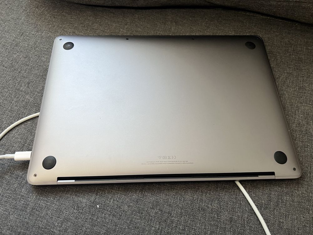 MacBook Pro 13 inch  2019 8/128 intel core i5
