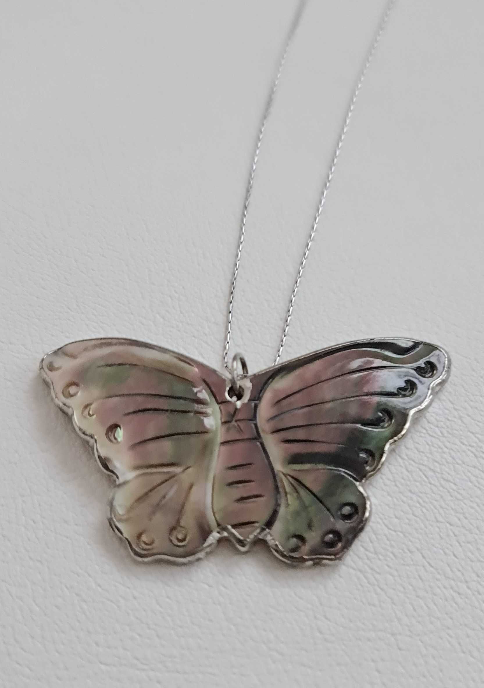 srebrny łańcuszek z motylem
