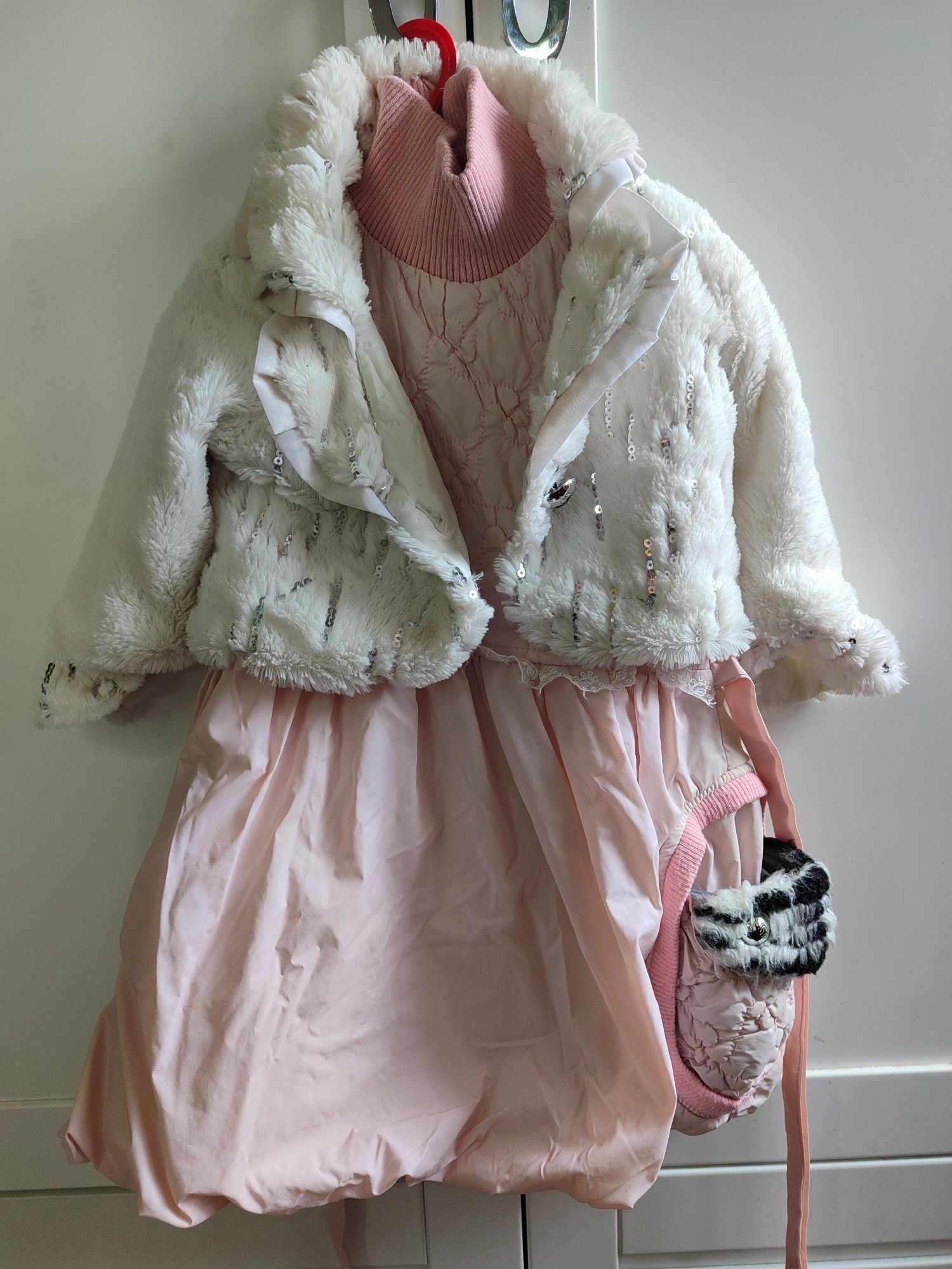 Платье розовое с меховой накидкой