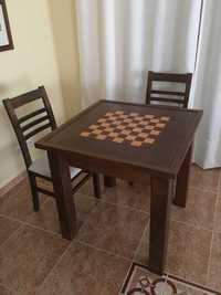 Mesa de Jogo (com jogos) e duas cadeiras