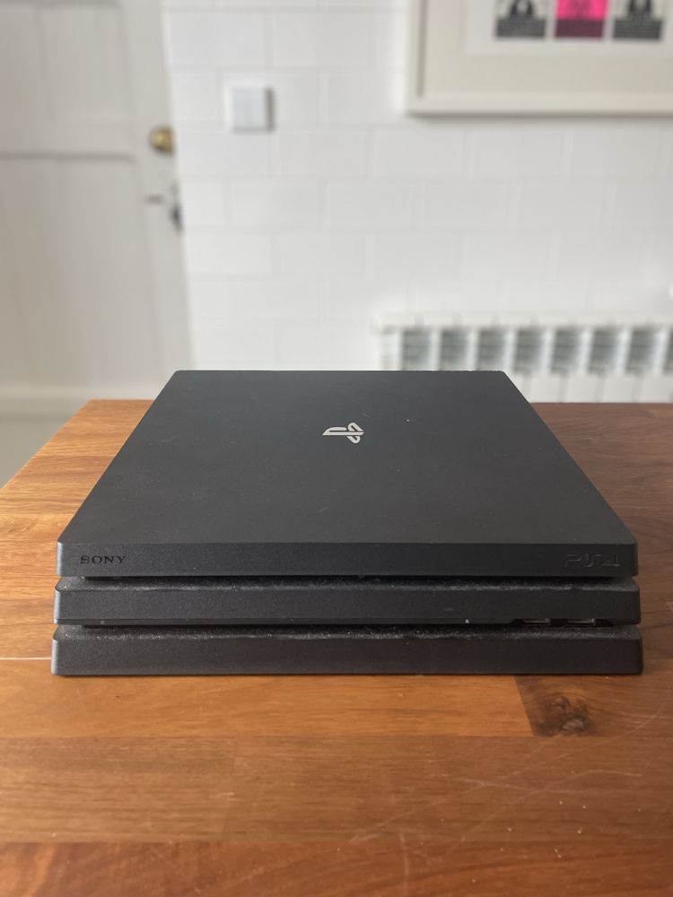 Ps4 Pro + 2 comandos + 6 jogos + cabos