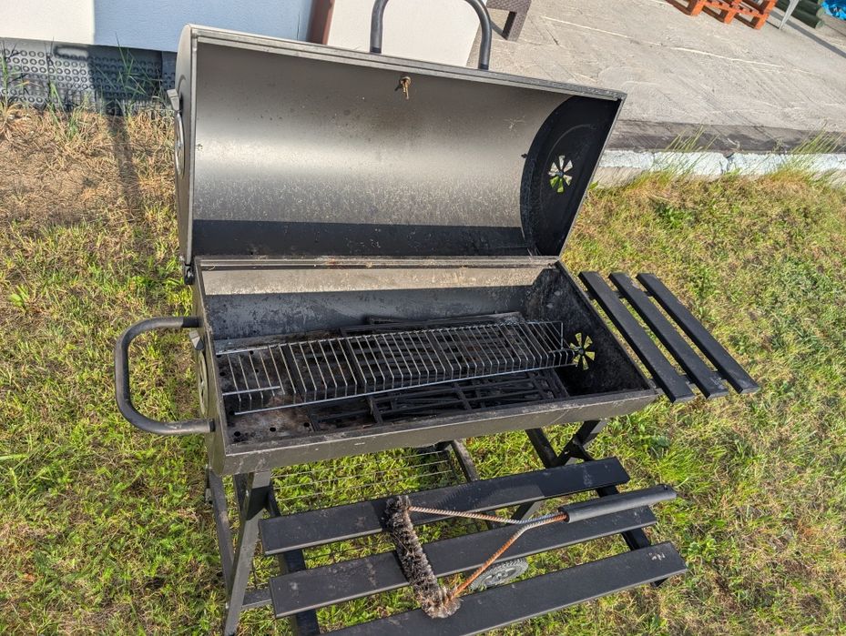 Duży rodzinny grill węglowy