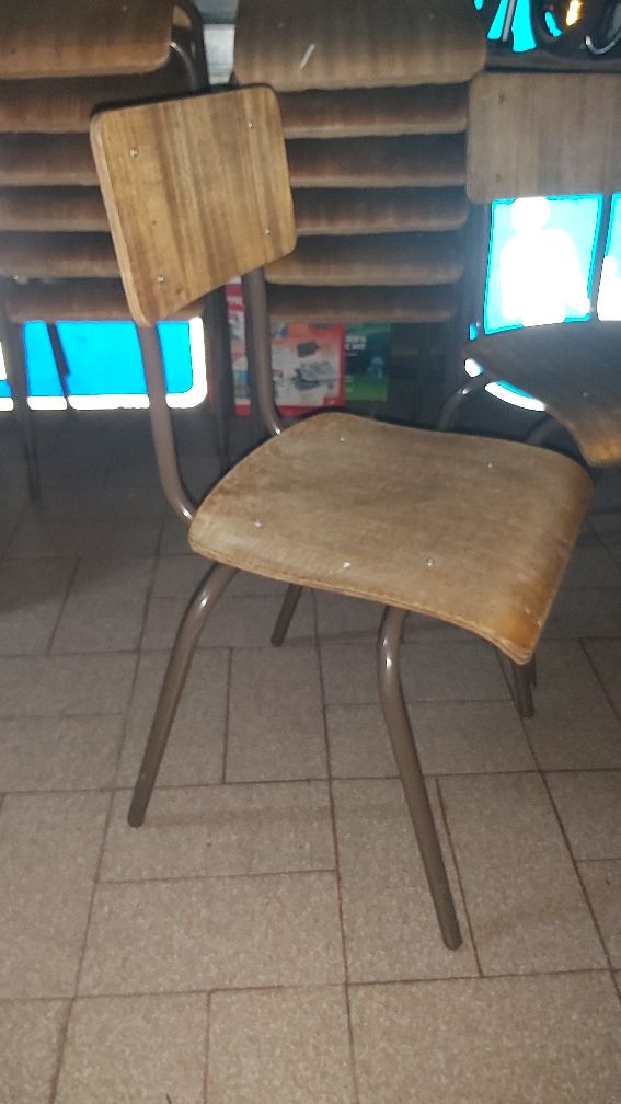 Duas Cadeiras escolares antigas