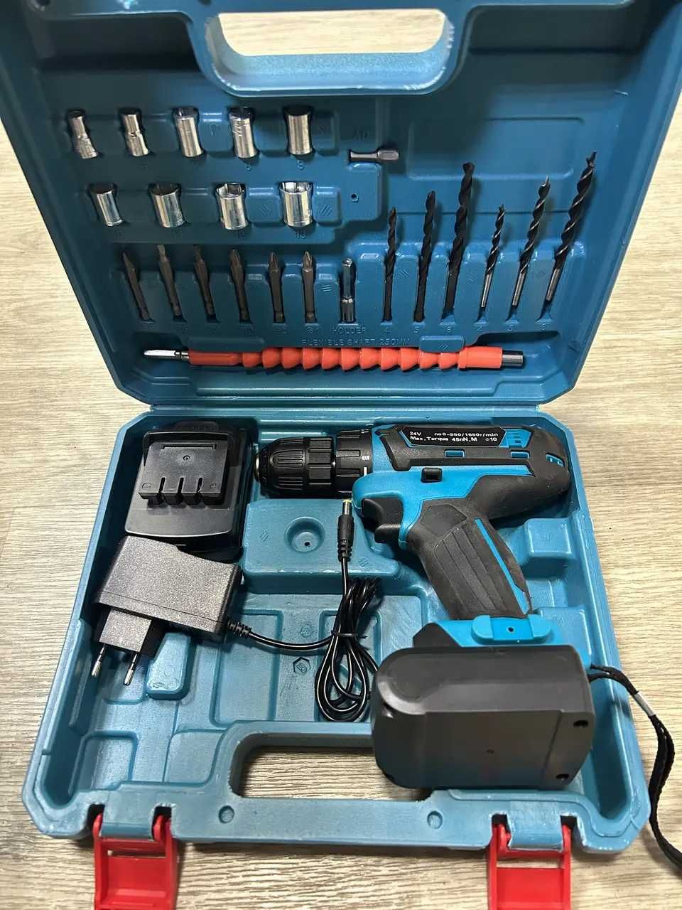 Шуруповерт Makita 331 DWE (24V, 5.0AH) з набором інструментів