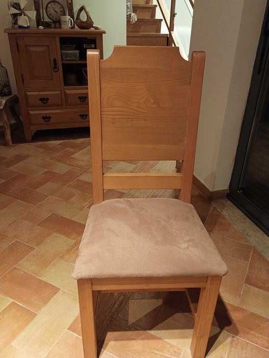 Mesa com 6 cadeiras, aparador e móvel de apoio