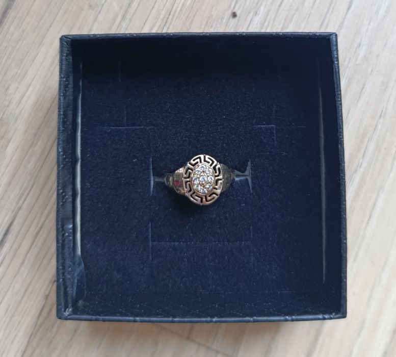 Pierścionek ze złota z cyrkoniami, wzór grecki