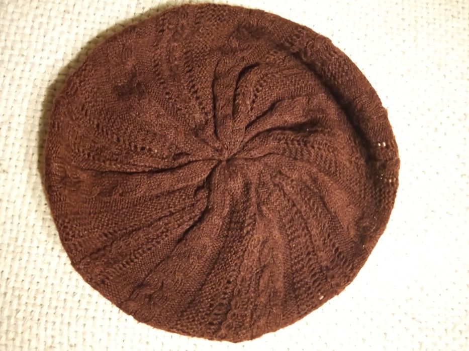 Czapka typu beret, ażurowa, burgund/ hm