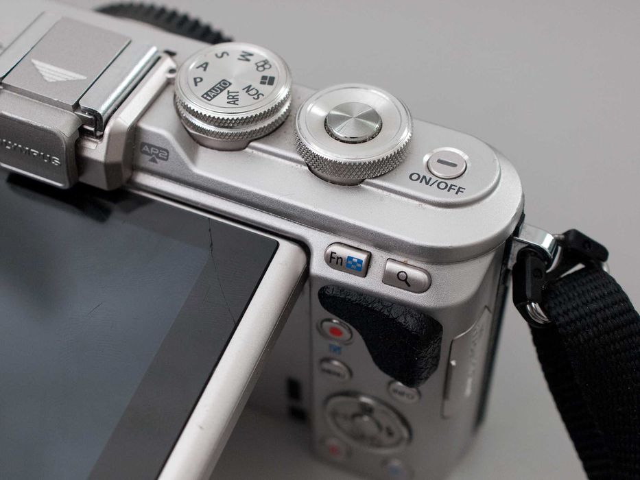 Olympus PEN E-PL8 16.1MP (Corpo + Flash + Bateria Extra + Carregador)