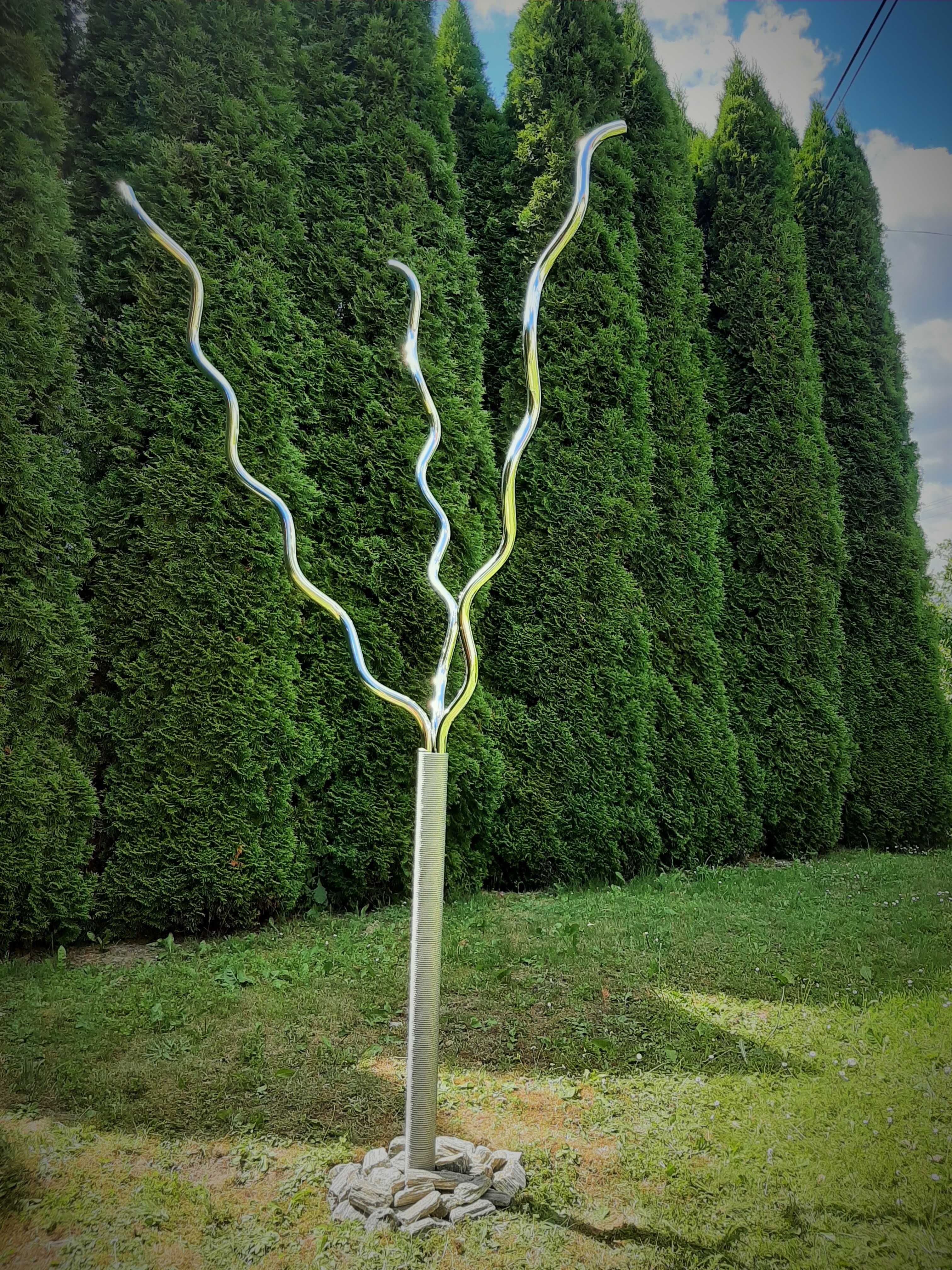 Rzeźba drzewo ze stali nierdzewwnej. Wysokość 2,5 metra.
