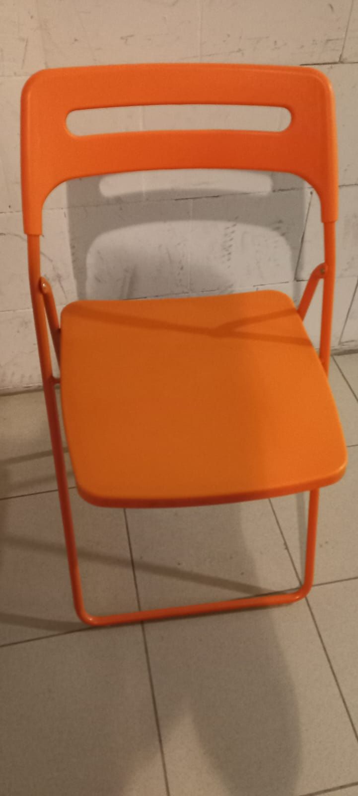 Dwa pomaranczowe krzesla z Ikei