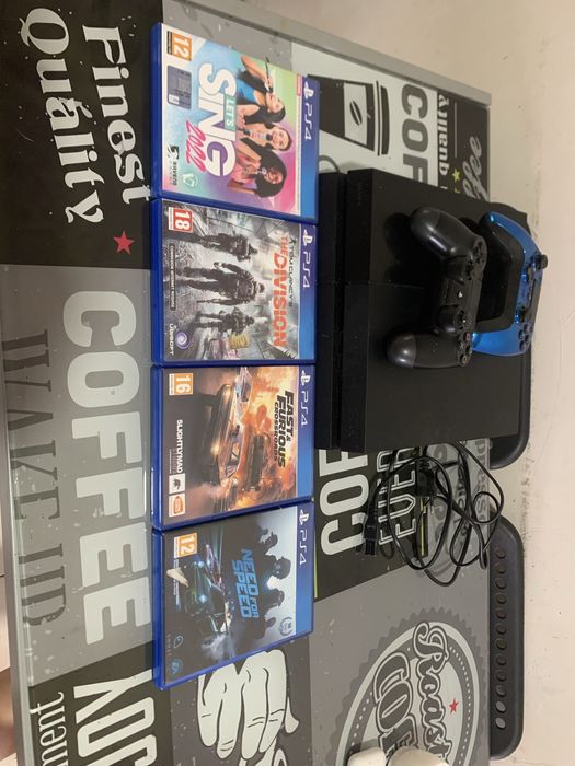 Ps4 com 4 jogos e 2 comandos