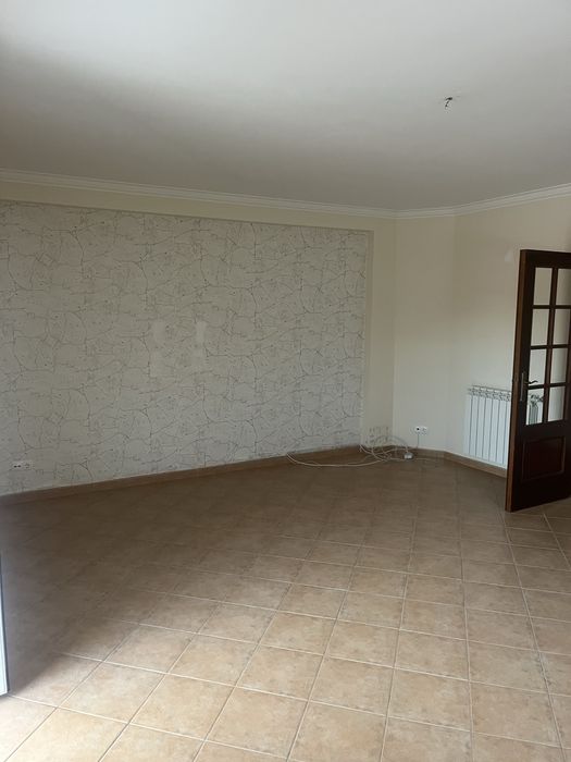 Arrenda-se moradia T4