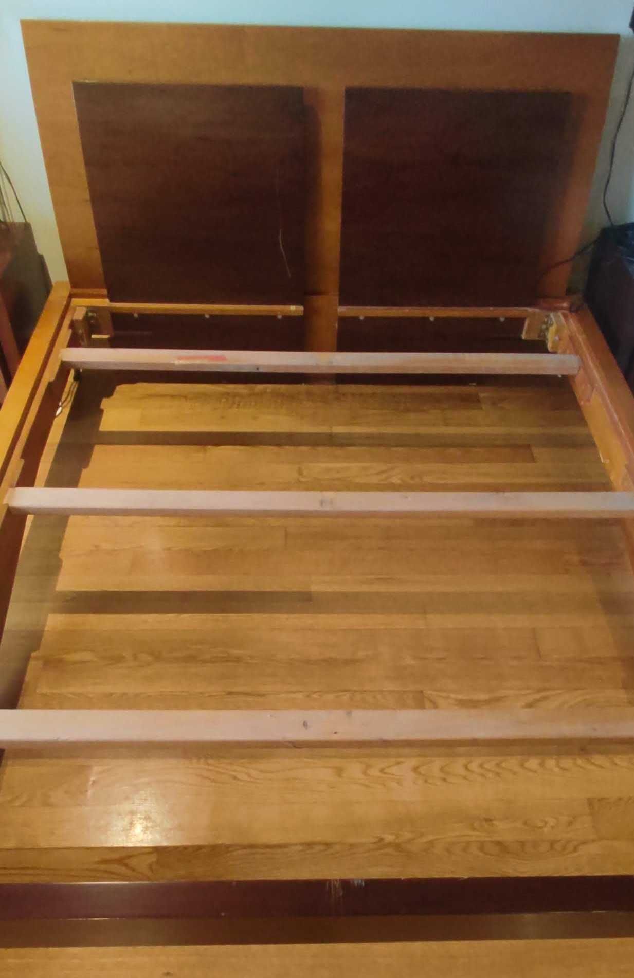 2 mesas de cabeceira (oferta de cama com estrado)