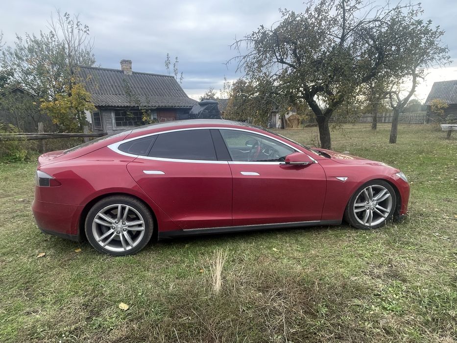 Продам машину Тесла