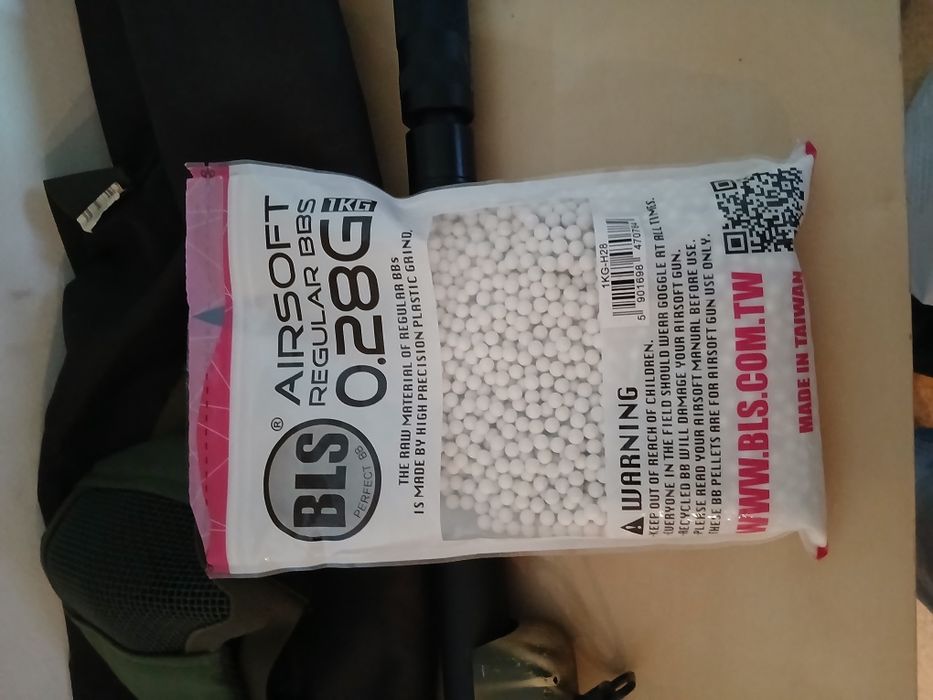 Réplica de airsoft com alguns equipamentos