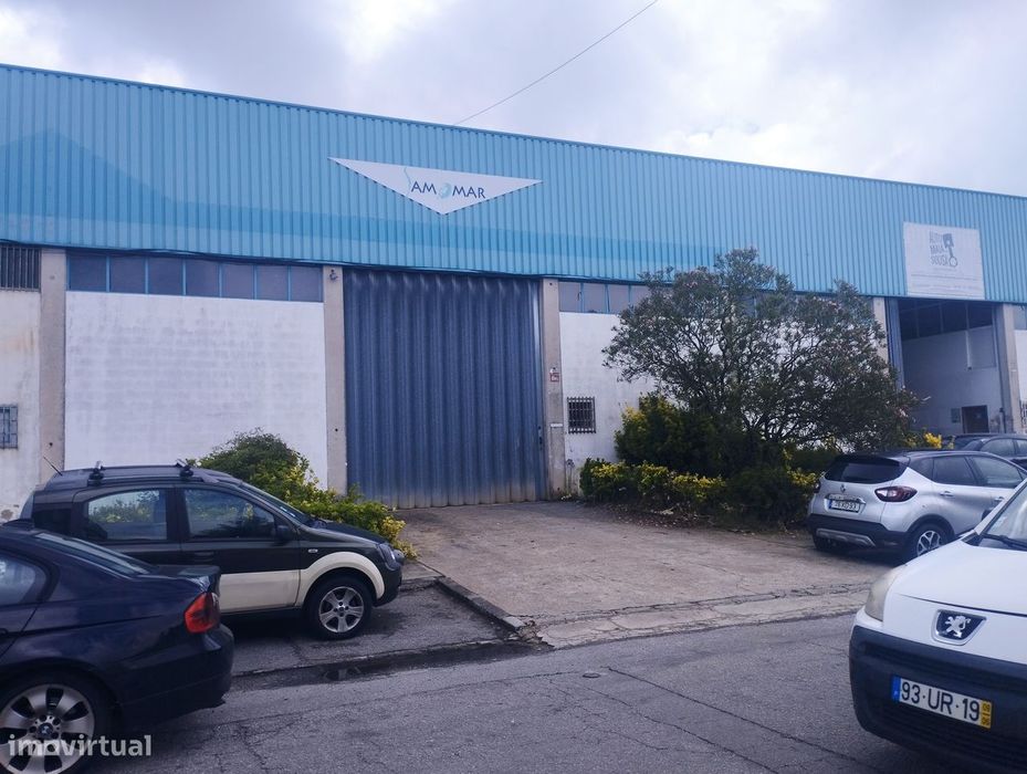 Armazém na zona industrial da Carriça TROFA