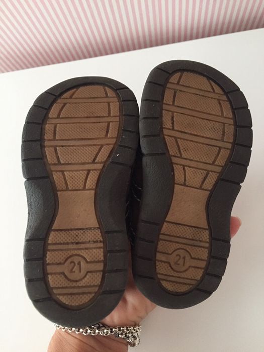 Botas em pele e velcro 21