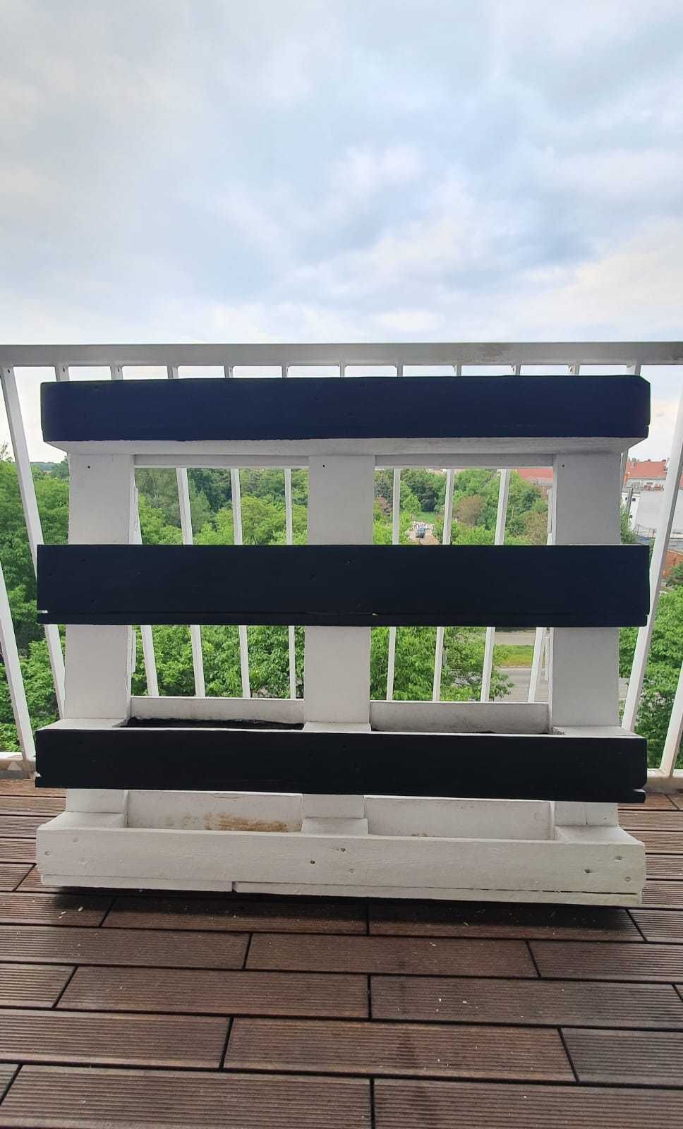 Kwietnik z palety do ogrodu na balkon