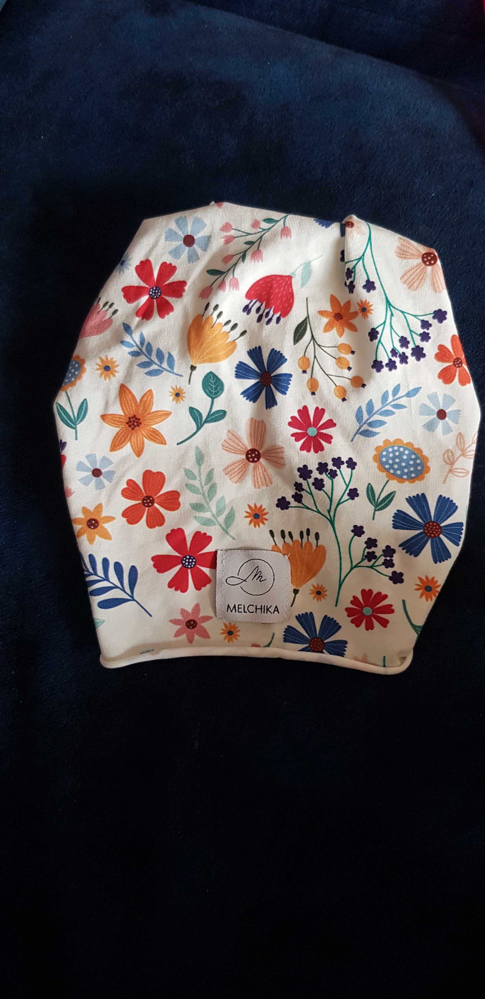 Piękna czapeczka w kwiaty dla dziewczynki