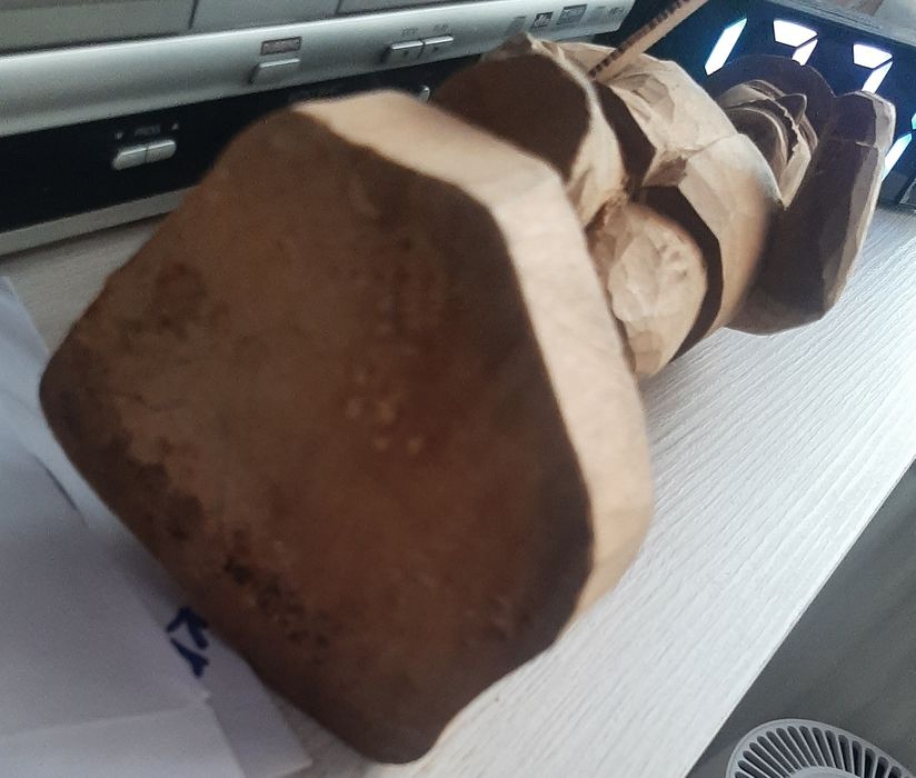 Rzeźba mężczyzny z piłą i siekierą