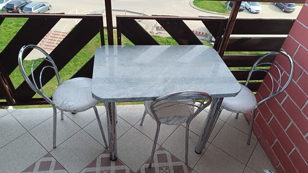 Meble kuchenne na balkon stół i krzesła metalowe