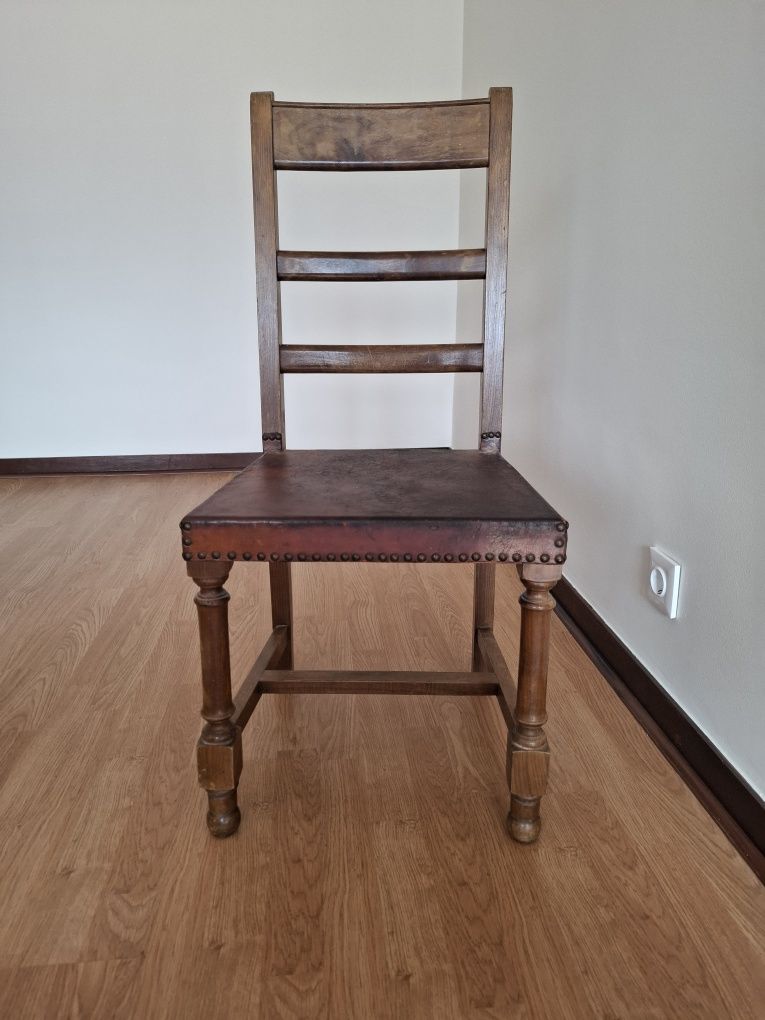 Vendo mesa com 8 cadeiras