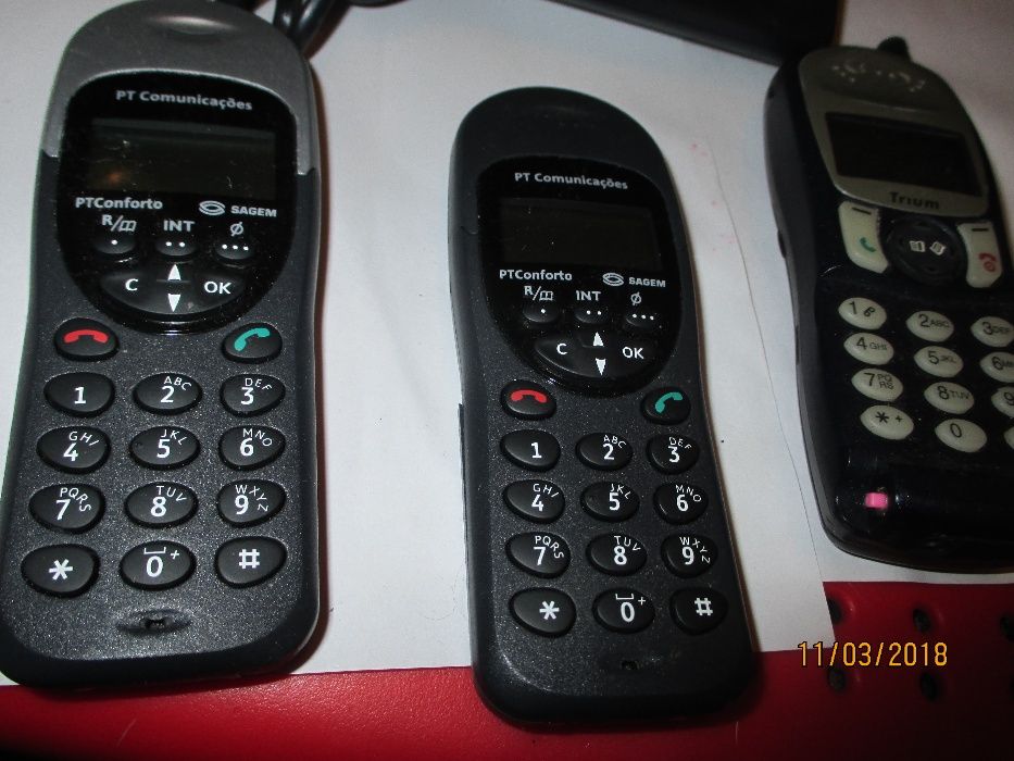 4 telefones e telemóveis antigos